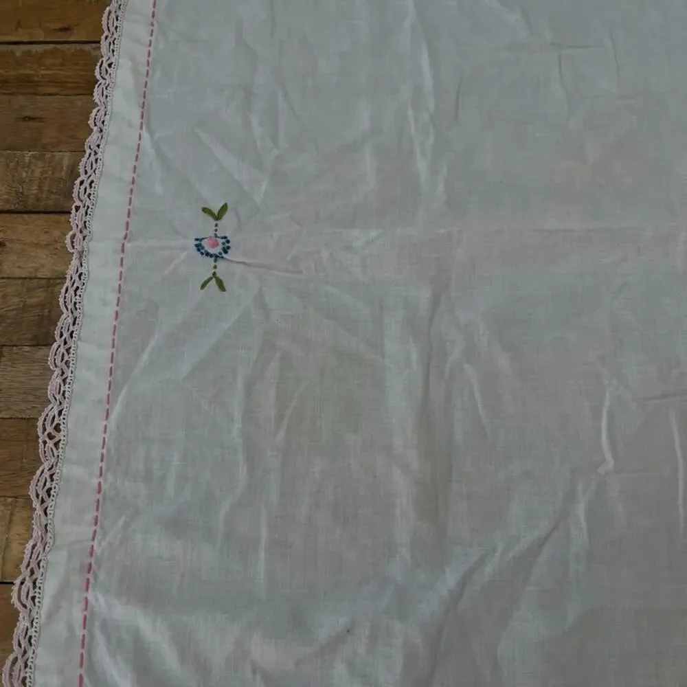 Vtg Hand-Embroidered Linen Kitchen Cloth 36 x 38 in Floral Appliques Lace Trim